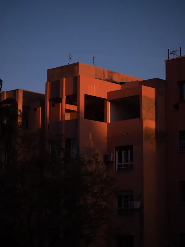 foto eines hauses im licht der untergehenen sonne