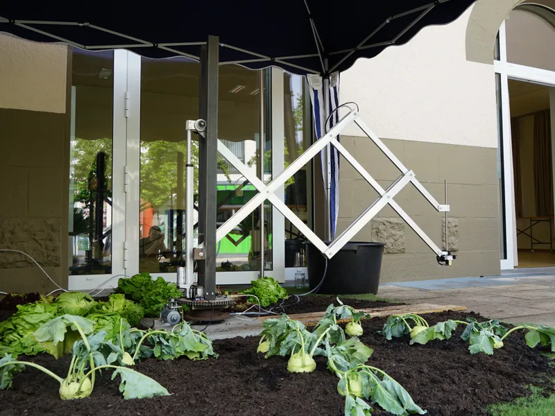 Darstellung eines Scherenartigen Roboters der ein Beet pflegt